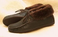 Men’s 2-Eyelet Sheepskin Moccasin Slippers (Size 10 / Brown)
