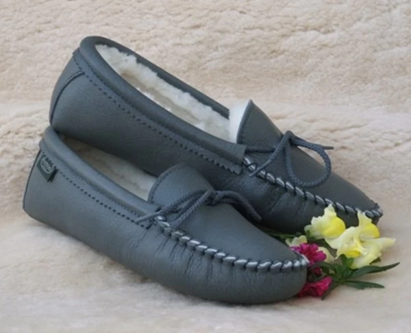 Women’s Softsole Sheepskin Moccasin Slippers (Creme / Size 8) 2 Women’s Softsole Sheepskin Moccasin Slippers (Creme / Size 8) - Image 2